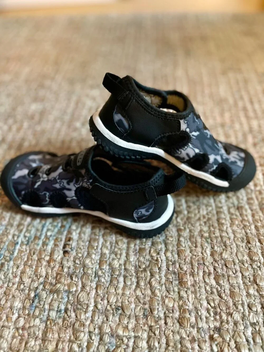 KEEN Stingray Kids Water Shoes Size 10 Toddler Black Gray Camo Sandals Mint